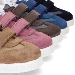 Zapatilla tipo Tenis niños sin cordones en piel napa combinada con piel serraje.