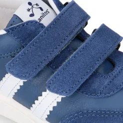 Zapatilla tipo Tenis niños sin cordones en piel napa combinada con piel serraje.