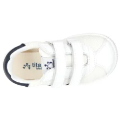 Zapatilla VERANO sin cordones y con rayas laterales en piel lavable combinada con lona rejilla.
