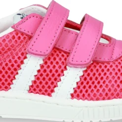 Zapatilla VERANO sin cordones y con rayas laterales en piel lavable combinada con lona rejilla.