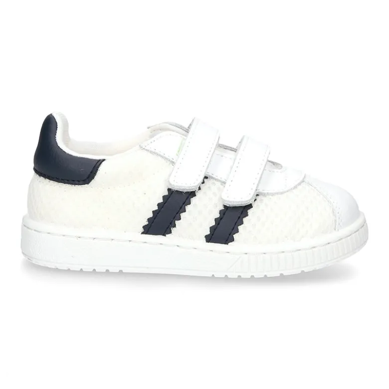 Zapatilla VERANO sin cordones y con rayas laterales en piel lavable combinada con lona rejilla.