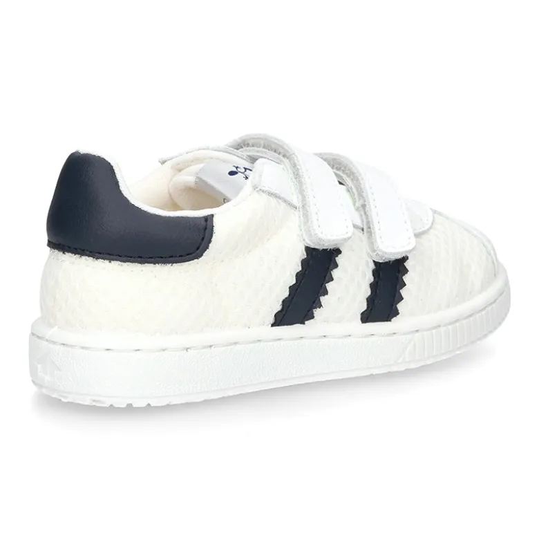 Zapatilla VERANO sin cordones y con rayas laterales en piel lavable combinada con lona rejilla.