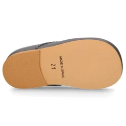 Zapatito clásico tipo BLUCHER con festón en piel napa.