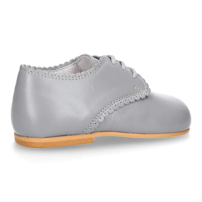 Zapatito clásico tipo BLUCHER con festón en piel napa.