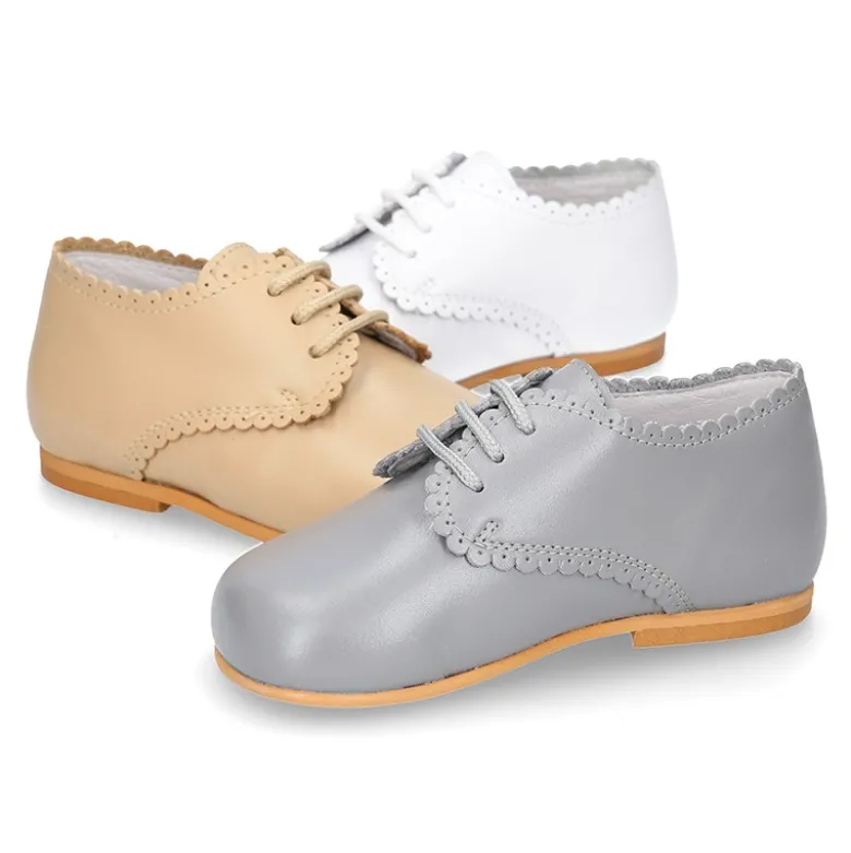 Zapatito clásico tipo BLUCHER con festón en piel napa.