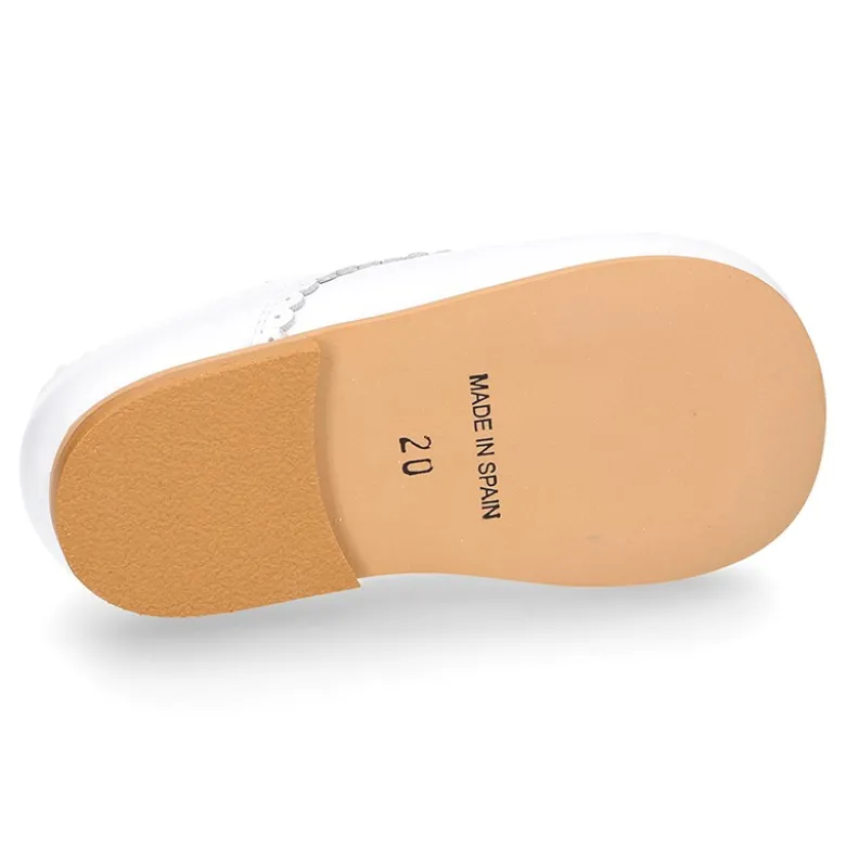 Zapatito clásico tipo BLUCHER con festón en piel napa.