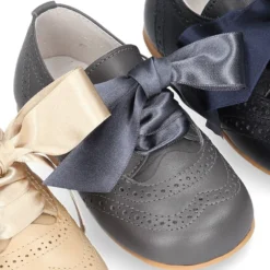 Zapatito clásico tipo INGLÉS con lazo seda en piel napa.
