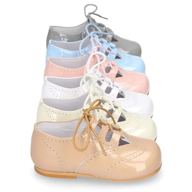 Zapatito niño inglesito clásico en piel charol colores dulces.