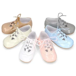 Zapatito niño inglesito clásico en piel charol colores dulces.