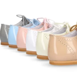 Zapatito niño inglesito clásico en piel charol colores dulces.