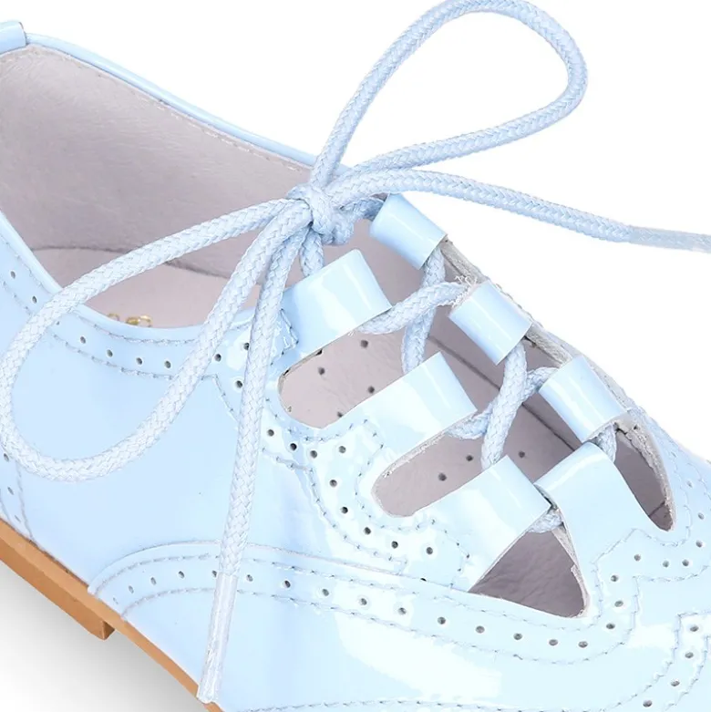Zapatito niño inglesito clásico en piel charol colores dulces.
