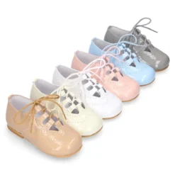 Zapatito niño inglesito clásico en piel charol colores dulces.