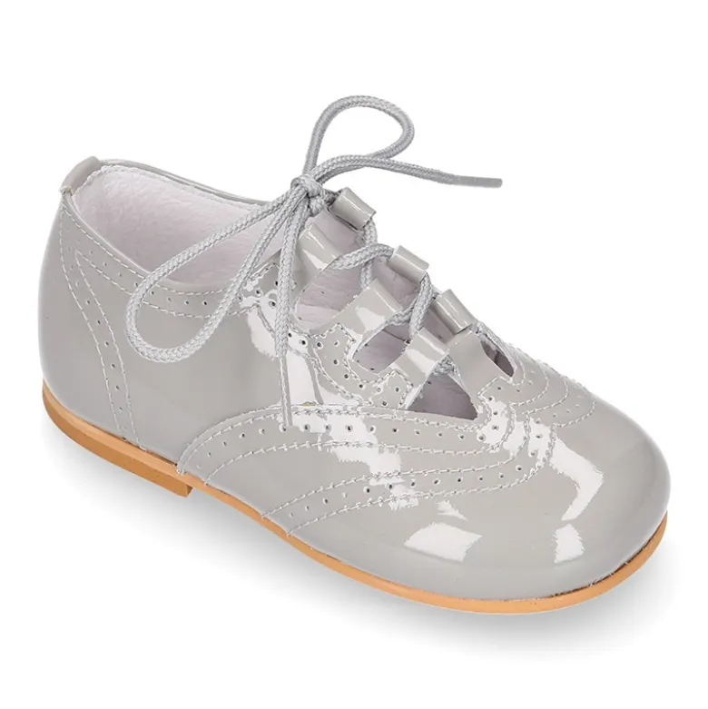 Zapatito niño inglesito clásico en piel charol colores dulces.