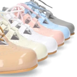 Zapatito niño inglesito clásico en piel charol colores dulces.