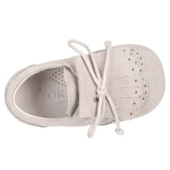 Zapatito niño tipo Blucher con lengüeta y picados en serraje PRIMAVERA.