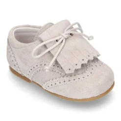 Zapatito niño tipo Blucher con lengüeta y picados en serraje PRIMAVERA.