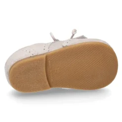 Zapatito niño tipo Blucher con lengüeta y picados en serraje PRIMAVERA.