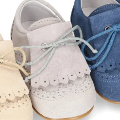 Zapatito niño tipo Blucher con lengüeta y picados en serraje PRIMAVERA.