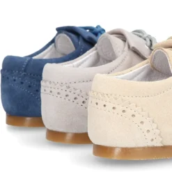 Zapatito niño tipo Blucher con lengüeta y picados en serraje PRIMAVERA.