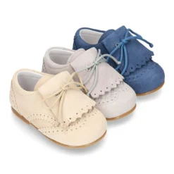 Zapatito niño tipo Blucher con lengüeta y picados en serraje PRIMAVERA.
