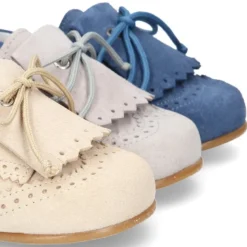 Zapatito niño tipo Blucher con lengüeta y picados en serraje PRIMAVERA.