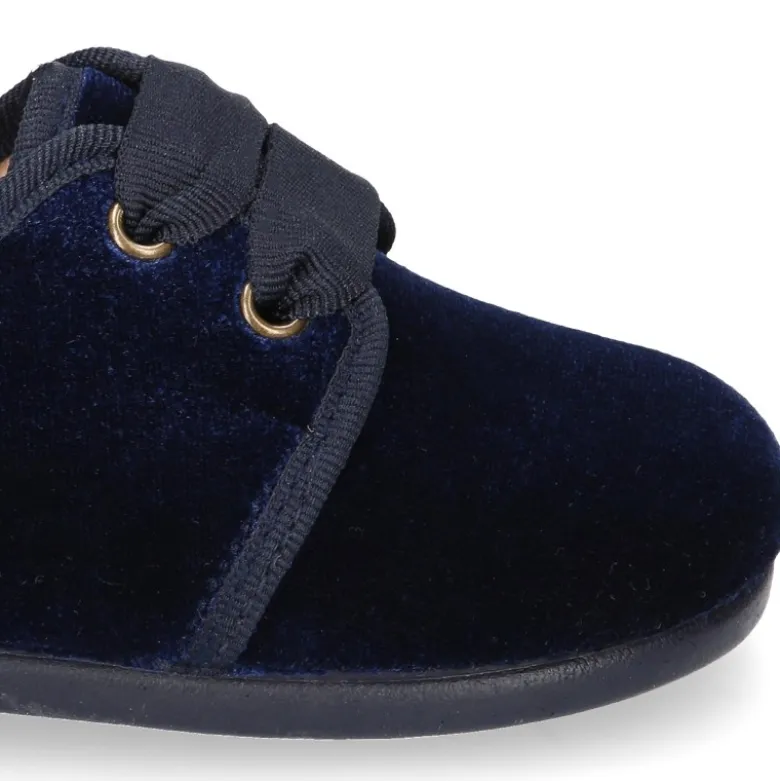 Zapatito niño tipo Blucher en terciopelo.