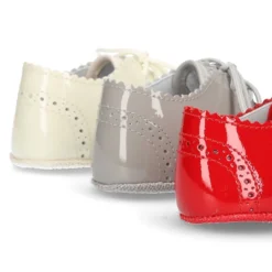 Zapatito tipo BLUCHER bebé niño con borlas en charol con lino.