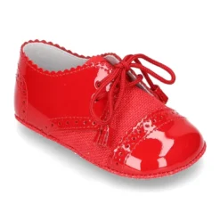 Zapatito tipo BLUCHER bebé niño con borlas en charol con lino.