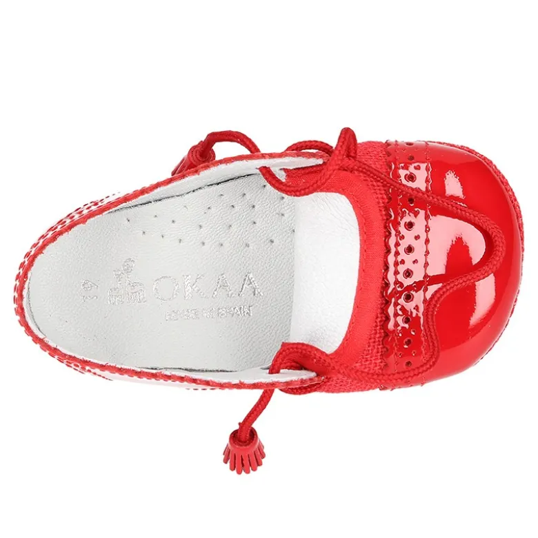 Zapatito tipo BLUCHER bebé niño con borlas en charol con lino.