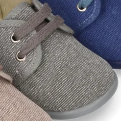 Zapatito tipo Blucher con cordones en lona efecto lavado.