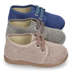 Zapatito tipo Blucher con cordones en lona efecto lavado.