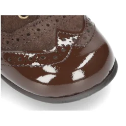 Zapatito tipo Blucher con lazos y picados en piel serraje con charol.