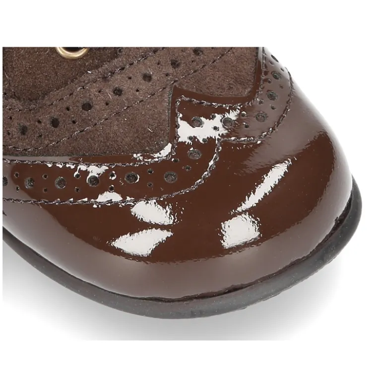 Zapatito tipo Blucher con lazos y picados en piel serraje con charol.