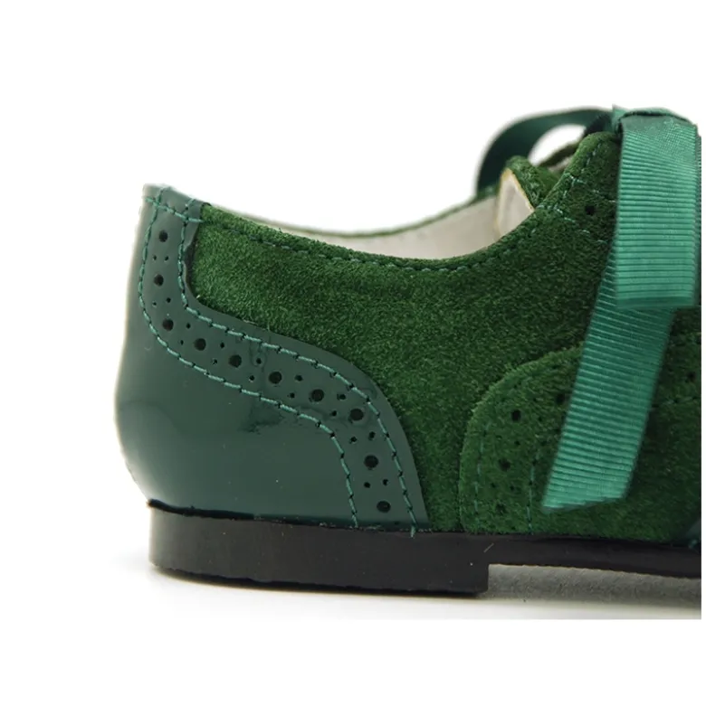Zapatito tipo Blucher con lazos y picados en piel serraje con charol.
