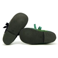 Zapatito tipo Blucher con lazos y picados en piel serraje con charol.