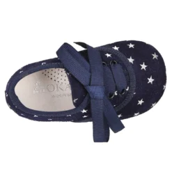 Zapatito tipo blucher con lazo y estrellas en serraje.