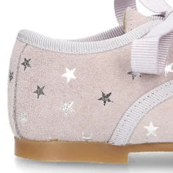 Zapatito tipo blucher con lazo y estrellas en serraje.