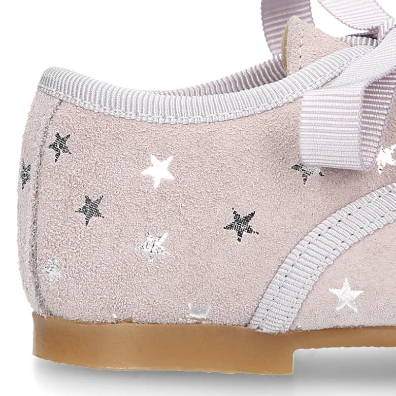 Zapatito tipo blucher con lazo y estrellas en serraje.