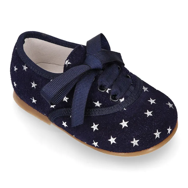 Zapatito tipo blucher con lazo y estrellas en serraje.