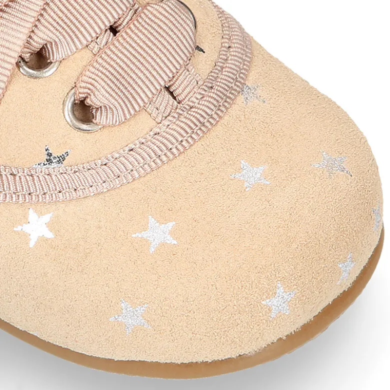 Zapatito tipo blucher con lazo y estrellas en serraje.