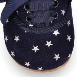 Zapatito tipo blucher con lazo y estrellas en serraje.