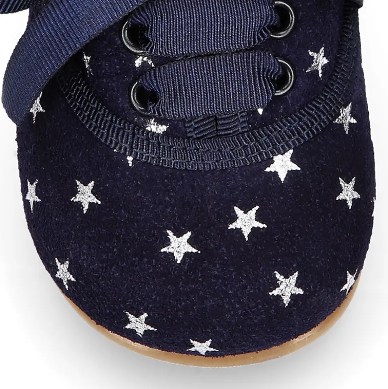 Zapatito tipo blucher con lazo y estrellas en serraje.