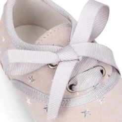 Zapatito tipo blucher con lazo y estrellas en serraje.