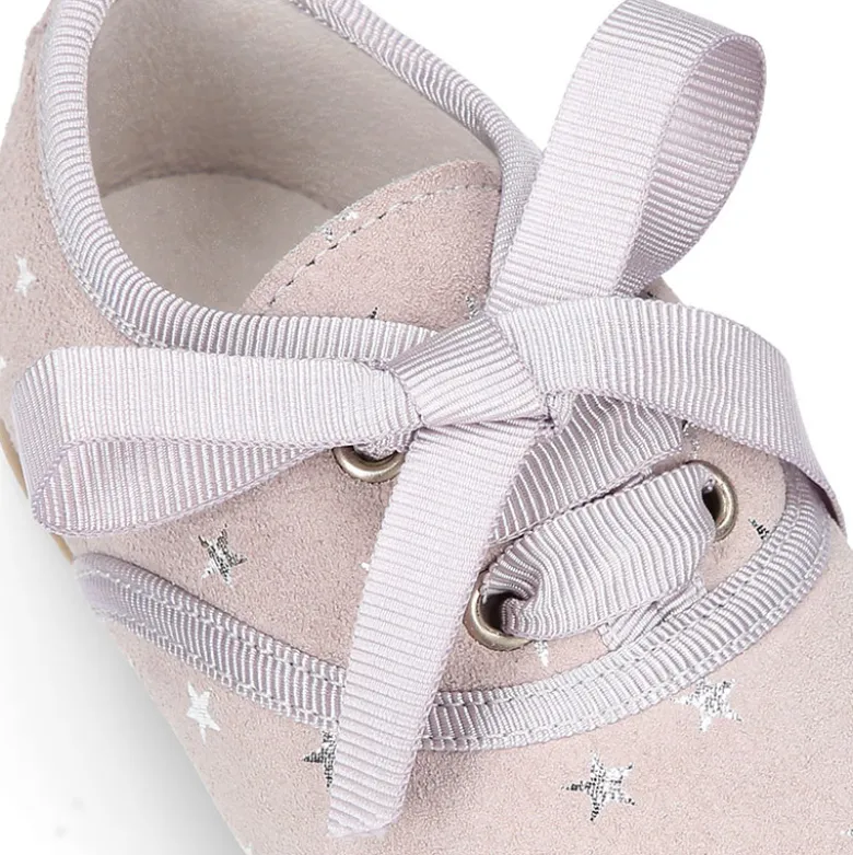Zapatito tipo blucher con lazo y estrellas en serraje.