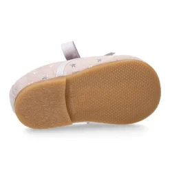 Zapatito tipo blucher con lazo y estrellas en serraje.