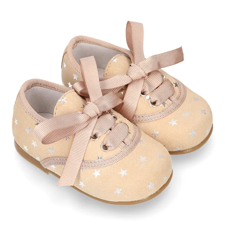 Zapatito tipo blucher con lazo y estrellas en serraje.