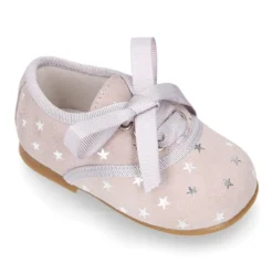 Zapatito tipo blucher con lazo y estrellas en serraje.