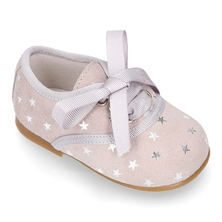Zapatito tipo blucher con lazo y estrellas en serraje.