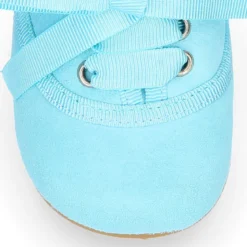 Zapatito tipo blucher con lazo en ante.