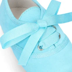 Zapatito tipo blucher con lazo en ante.